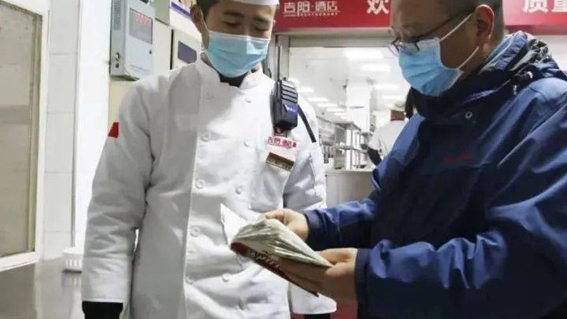 坚果炒货在保存过程中容易受潮、变质，因此要注意以下几点：